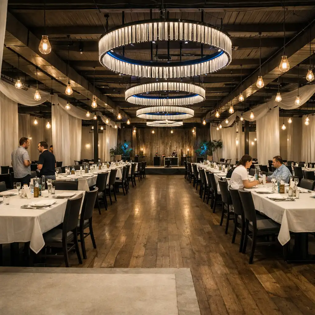 Wnętrze fizycznego venue Festanorva z ustawionymi stołami eventowymi