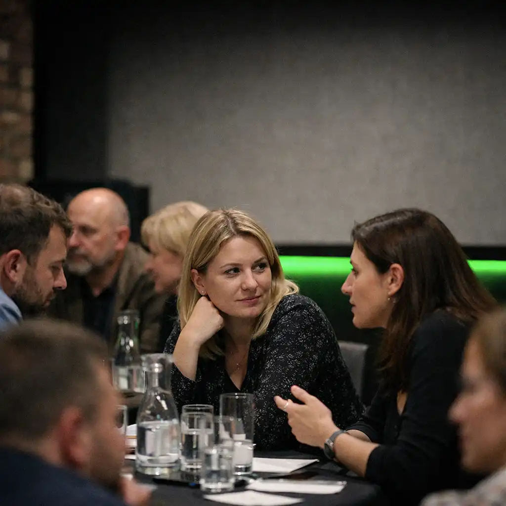 Dorośli goście podczas wydarzenia przy stole w venue Festanorva